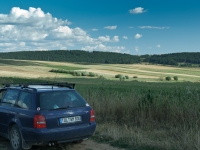 Audi A4 vor rumänischen Feldern