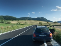 Straße durch rumänische Landschaft mit Audi A4 im Vordergrund