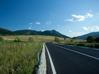 Straße mit weißen Linien durch rumänische Landschaft