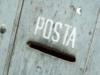 Schriftzug "Posta" in Holzbriefkasten