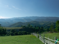 Wiese und Zaun mit Blick in rumänische Berglandschaft