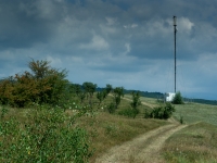 Feldweg und Antennenmast in rumänischer Berglandschaft