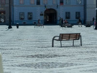 Sitzbank auf großem Platz in Sibiu / Hermannstadt