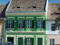 Grün bemaltes Haus mit Dachgauben