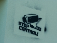 Graffiti mit Videokamera und Schriftzug "Stop Control"