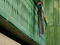 Kleid hängt von grünem Balkon