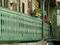 Haus mit grünem Balkon