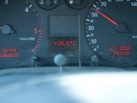 Temperaturanzeige "35°" im Auto