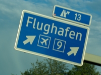 Autobahnschild "Flughafen"