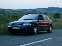 Audi A4 am Straßenrand