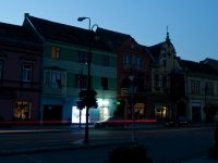 Langzeitbelichtung Häuserzeile mit Lichtstreifen
