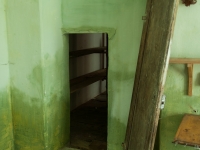 Lost Place, Grün bemalte Wand mit zu großer Tür