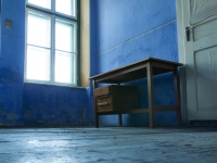 Lost Place, blau gestrichenes Zimmer mit Tisch