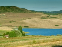 Rumänische Felder und Wiesen mit Teich