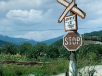 Andreaskreuz und Stoppschild an Bahnübergang