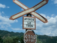 Andreaskreuz und Stoppschild an Bahnübergang