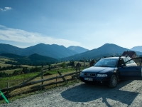Audi A4 auf Feldweg vor rumänischer Berglandschaft
