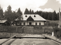 Alte rumänisches Haus in schwarz-weiß