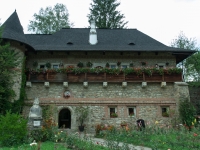 Altes, aus Steinen gemauertes Kloster