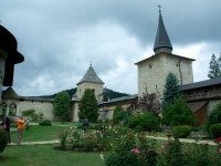 Altes, aus Steinen gemauertes Kloster