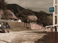 Weg in rumänischem Dorf