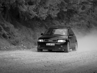 Audi A4 Quattro staubig auf Feldweg