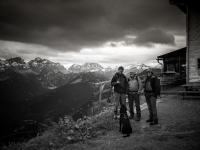 Schwarz-Weiß, Gruppe von Männern mit Hund in den Bergen