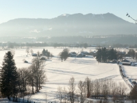 Blick ins Oberland, schneebedeckte Wiese mit Begen im Hintergrund