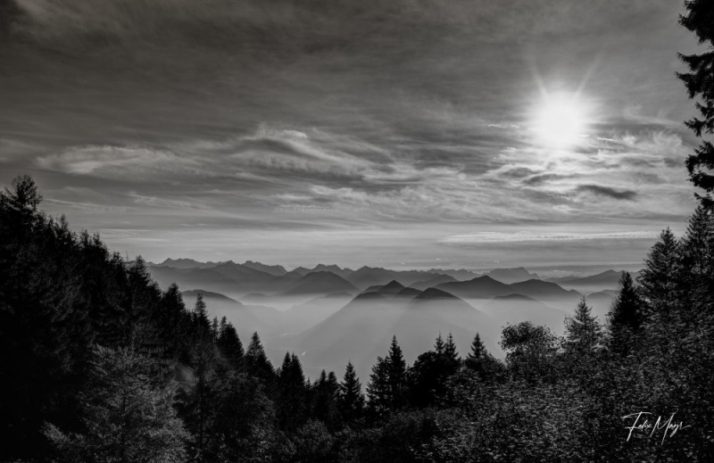 Schwarz-Weiß, HDR, High Dynamic Range Bergpanorama Karwendel im Gegenlicht