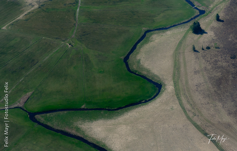Geometrische Form eines Baches im Benedikbeurer Moor aus der Luft