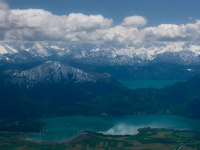 Blick auf den Kochelsee und den Walchensee mit schneebedeckten Bergen