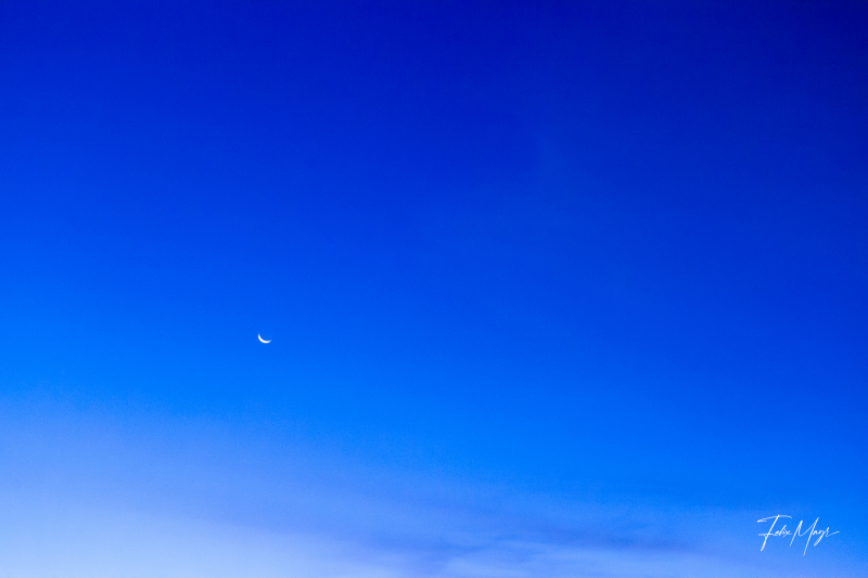 Mond am blauen Himmel