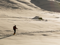Skitourengeher im Val Maighels in der Schweiz im Winter