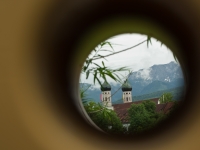 Blick auf das Kloster Benedikbeuern durch ein Holz-Fernrohr
