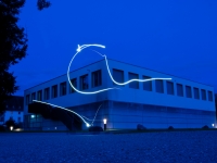 Lightpainting vor Mensagebäude des Klosters Benediktbeuern in der blauen Stunde