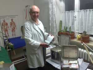 Dr. Mayr mit medizinischem Material