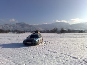 Subaru im Schnee vor der Benediktenwand