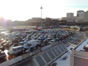 Autos am Fährhafen in Genua