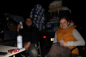 Reisende in der Nacht am Campingtisch