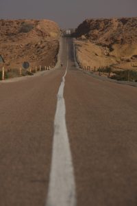 Straße mit Talquerung in der Westsahara
