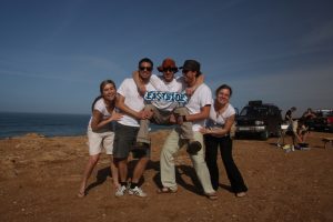 Reisende mit "Eastside" - Schild in der Westsahara