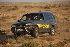 Nissan Terrano im Dünenfeld in der Westsahara