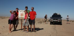 Reisegruppe an einem Warnschild für Minen in der Westsahara