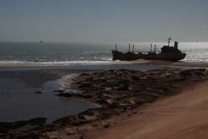 Schiffswrack am Atlantik Strand in der Westsahara
