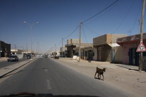 Hauptstraße in der Wüstenstadt Nouadibhou