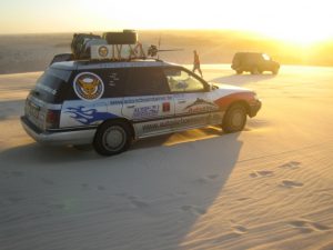 Subaru auf Sanddüne im Gegenlicht