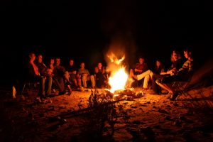 Reisegruppe um Lagerfeuer in der Westsahara