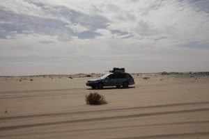 Subaru auf Sandpiste in der Wüste