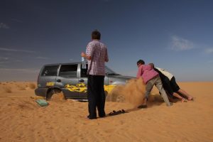 Geländewagen steckt im Sand fest
