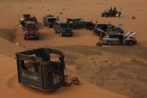 Geländewagen beim Nachlager an Sanddüne in Mauretanien